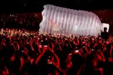 Aksi Katy Perry Lakukan Crowd Surfing dalam Botol Raksasa di Sunny Hill Festival